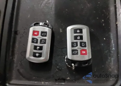 2015 Toyota Sienna Xle 8 Passenger z USA, uszkodzony, nr VIN 5TDYK3DC2FS558117